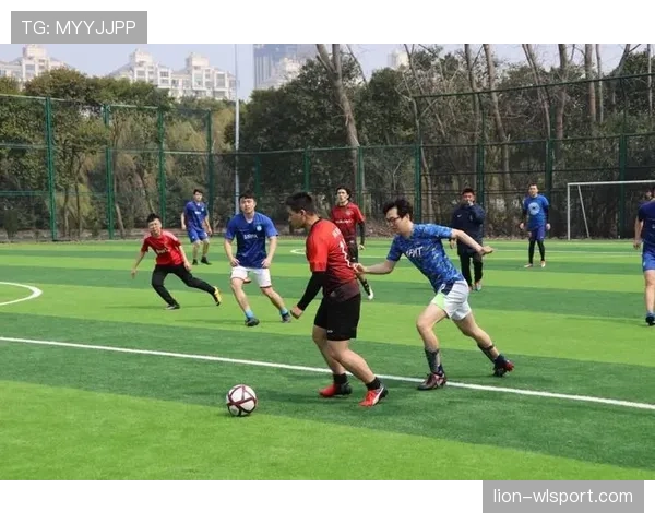 中圈开球规则：明确比赛开始时点与球员站位要求